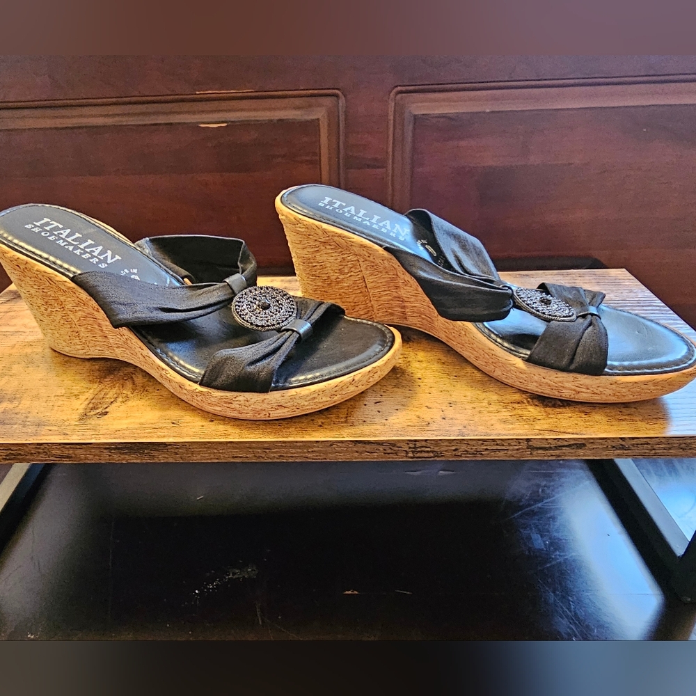 Womens Italian Shoemakers shoes. Black.  Size 9.